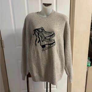 Med Hollister Beige ice skate Graphic winter motif knitted sweater.  In EUC!